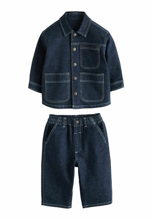 Mørkeblå denimjakke med knapper foran og tre lommer, kombineret med matchende denimshorts med elastisk talje.