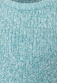 Hellblauer, gestrickter Stoff mit strukturiertem, geschlungenem Garn, das ein weiches, gemütliches Muster in vertikalen und diagonalen Linien bildet.