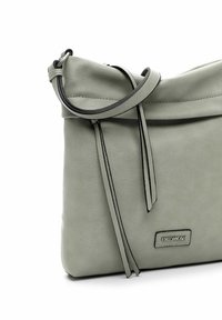 Borsa a spalla in pelle verde chiaro con una texture liscia, caratterizzata da un design a piegatura, accenti neri, tracolla regolabile e etichetta con logo.