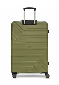 Maleta rígida de color verde oliva, con un patrón de líneas diagonales. Cuenta con un asa retráctil y cuatro ruedas para facilitar el movimiento. Material plástico duradero.