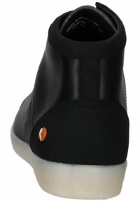 Scarponcino alla caviglia in pelle nera con una texture liscia, dotato di una suola in gomma bianca e un piccolo accento arancione con il logo sul lato.