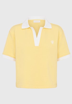 Polo shirt giallo a maniche corte con colletto e polsini bianchi. Presenta un design a V e un logo ricamato sul lato sinistro del petto. Materiale in cotone.