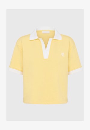 Gul kortermet polo-skjorte med hvit krage og mansjetter. Har design med V-hals og brodert logo på venstre bryst. Laget av bomull.