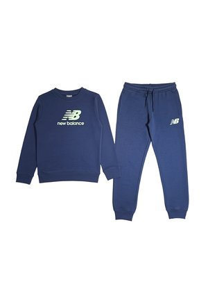 Completo di felpa e pantaloni blu navy realizzato in morbido tessuto. Presenta il logo "new balance" ricamato in bianco e una vita elastica.