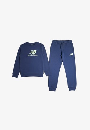 Ensemble sweatshirt et pantalon bleu marine en tissu doux. Présente un logo "new balance" brodé en blanc et une taille élastique.