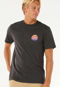 Camiseta de manga corta de color gris oscuro con un logo gráfico circular multicolor en el lado izquierdo del pecho. Fabricada en material de algodón ligero.