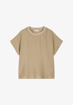 Beige T-Shirt mit kurzen Ärmeln und rundem Halsausschnitt. Glatte Textur und lockere Passform, mit einem dezenten Markenlabel auf der linken unteren Seite.