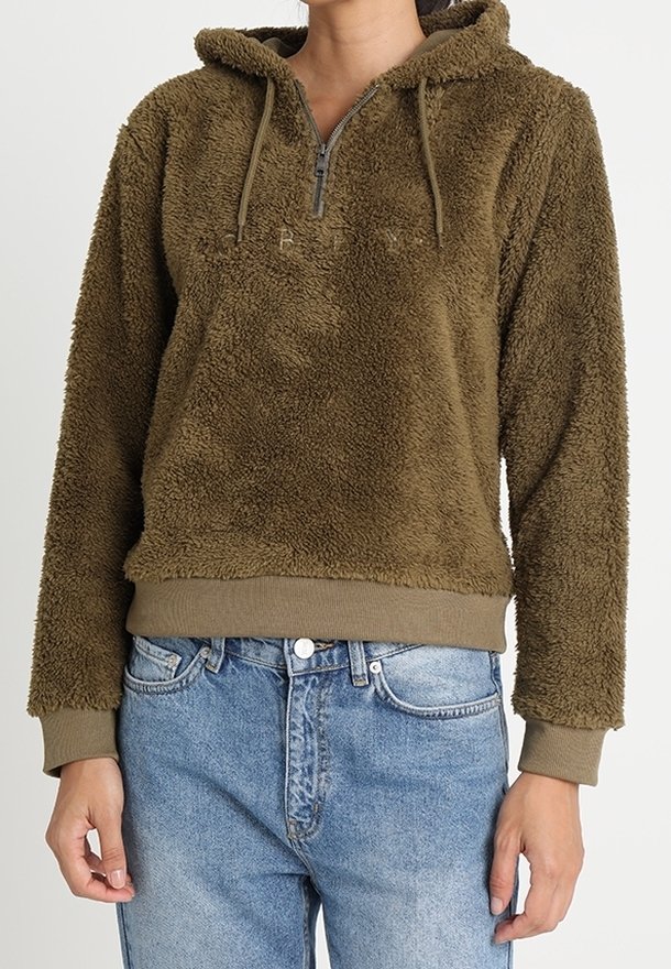 Fleecig huva-pullover i olivgrön, med en halvmaskerad dragkedja och ribbad nederkant. Mjuk textur och två justerbara dragsnören vid kragen.