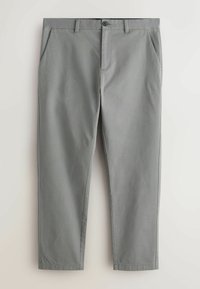 Pantalon gris à jambes droites avec passants pour ceinture, bouton à l'avant, fermeture éclair et poches latérales sur un fond blanc uni.