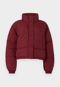 Chaqueta corta tipo puffer burdeos con cuello alto, diseño acolchado, puños elásticos y un bolsillo frontal. Textura suave y acolchada.