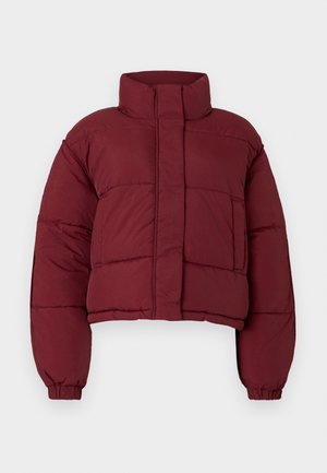 Bordowa krótka kurtka puchowa z wysokim kołnierzem, pikowanym wzorem, elastycznymi mankietami i przednią kieszenią. Gładka, wyściełana faktura.