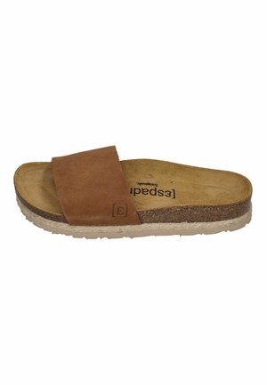 Sandale slide marron avec une large bride en cuir, une semelle intérieure en liège et une semelle extérieure claire texturée, posée à plat et vue de côté.