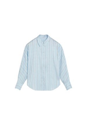 Camisa azul claro de manga larga con botones, con finas rayas verticales marrones y blancas y cuello clásico, mostrada extendida sobre un fondo blanco.