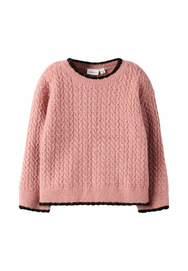 Różowy sweter z dzianiny o fakturowanym wzorze w warkocz, okrągłym dekolcie i kontrastowym czarnym wykończeniu przy dekolcie i dolnej krawędzi.