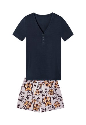 Marineblå kortærmet V-hals top med knapper kombineret med lyse blomstrede shorts med orange og brune blomster.