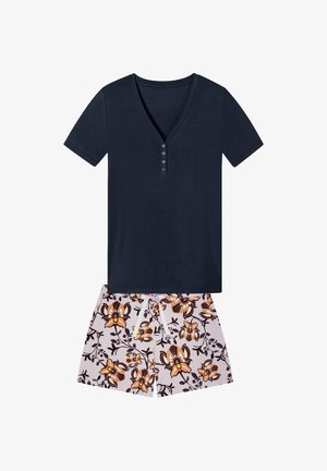 Marineblå kortærmet V-hals top med knapper kombineret med lyse blomstrede shorts med orange og brune blomster.