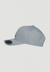 Grå snapback-kasket med flad skygge, lavet af tekstureret stof, har et diskret logo på fronten og et rundt mærke på siden.