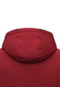 Rode pufferjas met capuchon, voorzien van een gladde textuur, versterkte naden en twee zwarte drukknoopjes aan de voorkant van de capuchon.