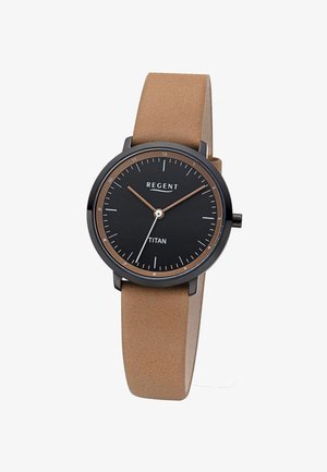 Montre-bracelet Regent Titan avec cadran rond noir, aiguilles des heures et des minutes marron, aiguille des secondes blanche, et bracelet en cuir beige.