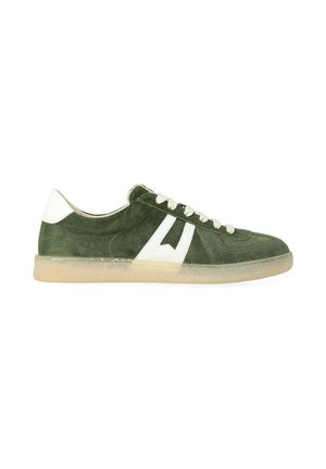 Sneakers verde in suede basso con linguetta in pelle bianca sul tallone e logo, lacci bianchi e suola in gomma traslucida, mostrato di profilo.
