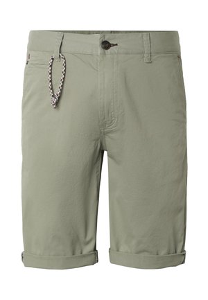 Lysegrønne shorts som går til knærne med oppbrettede kanter, knappelukking, beltestropper og en flettet nøkkelring festet til en beltestropp.