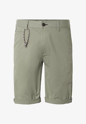 Lysegrønne shorts som går til knærne med oppbrettede kanter, knappelukking, beltestropper og en flettet nøkkelring festet til en beltestropp.