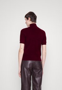 pure cashmere HIGH NECK SHORT SLEEVE - Βασικό μπλουζάκι - burgundy