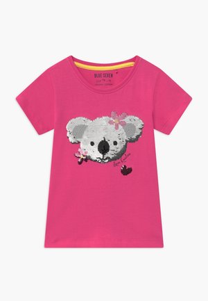 Jasno różowa dziecięca koszulka z krótkim rękawem z cekinową twarzą koali, różowymi kwiatowymi akcentami i napisem "kochaj koale" na przodzie.
