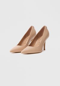 Scarpe con tacco alto in pelle beige, punta a punta e tacco a spillo sottile. Texture liscia; design minimalista senza ornamenti visibili.