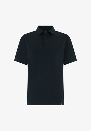 Czarna koszulka polo z krótkim rękawem, trzy guziki z przodu i mała metka z logo u dołu na białym tle.