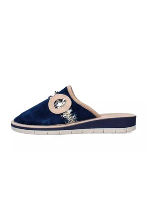 Pantofole slip-on blu navy con finitura beige, un anello decorativo beige e un'ornamentazione in tessuto testurizzato sul lato, suola in gomma.