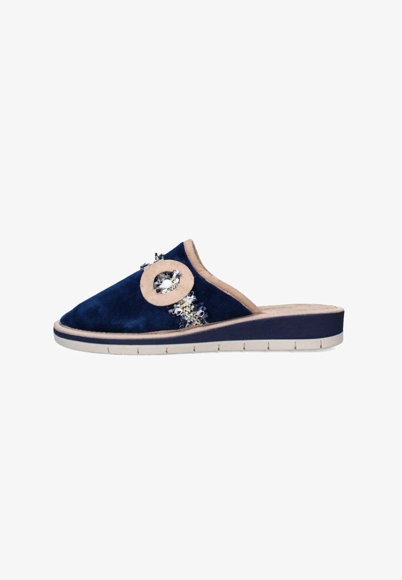 Pantofole slip-on blu navy con finitura beige, un anello decorativo beige e un'ornamentazione in tessuto testurizzato sul lato, suola in gomma.