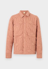 Μπουφάν με κουρτίνα σε ανοιχτό ροζ, με μοτίβο φύλλων, κουμπιά τύπου πάσα και δύο μπροστινές τσέπες. Κατασκευασμένο από μαλακό, υφή υλικό.