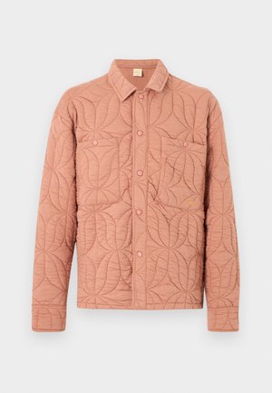Quiltet jakke i lys rosa med løvmønster, trykknapper og to frontlommer. Laget av et mykt, teksturert materiale.