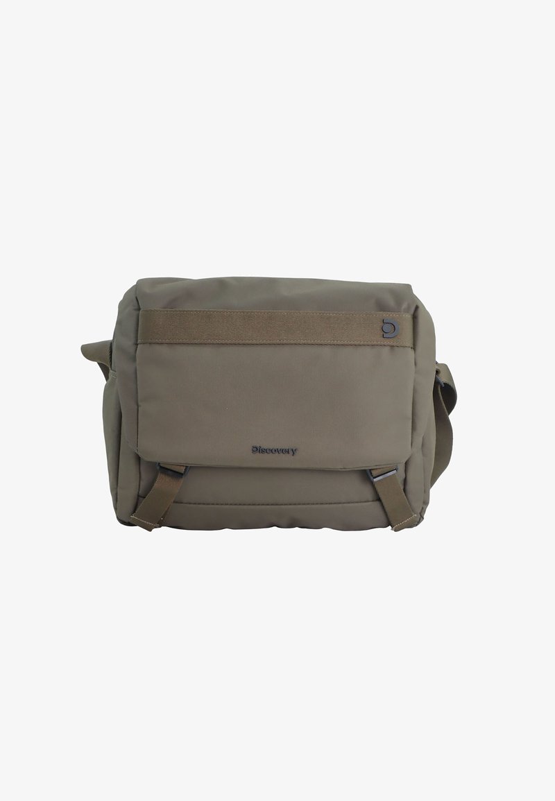 Braune Umhängetasche aus strapazierfähigem Stoff, mit einem umklappbaren Deckel, verstellbarem Schulterriemen und einem geprägten Logo auf der Vorderseite.