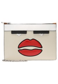 Beige kožená clutch taška s lesklým červeným designem rtěnky. Obsahuje černé akcenty a stříbrný zip, s odnímatelným stříbrným řetízkem na nošení.