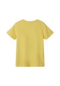 Camiseta de algodón amarilla, de mangas cortas, con cuello redondo, diseño liso, corte relajado, textura suave, sin patrones ni acentos visibles.