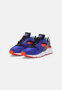 Nike Sportswear AIR HUARACHE UNISEX - Sapatilhas - concord/team orange/copa black white