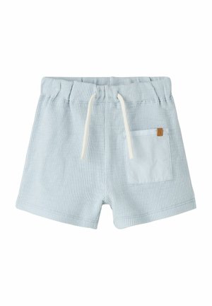 Lichtblauwe textuurgebreide shorts met elastische tailleband, wit trekkoord en klein opgestikt zakje aan de rechterkant.