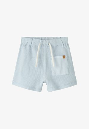 Lichtblauwe textuurgebreide shorts met elastische tailleband, wit trekkoord en klein opgestikt zakje aan de rechterkant.