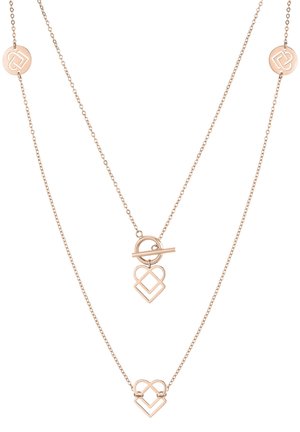 Delikatny dwuwarstwowy naszyjnik z różowego złota z połączonymi zawieszkami w kształcie serc i okrągłymi charmsami z logo na cienkich łańcuszkach.