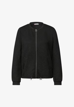 Quiltet sort jakke med rund halsudskæring, foran lynlås, sidelommer, ribstrikkede ærmeender og justerbar snor i kanten.