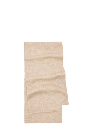 Beżowy dziany szalik złożony, z widoczną miękką fakturą i lekkimi zmarszczkami, na białym tle.