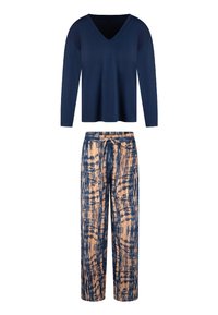 Top a maniche lunghe con scollo a V color blu navy abbinato a pantaloni tie-dye marrone chiaro e blu con motivo a disegni, dotati di coulisse in vita e gambe larghe.