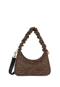 Sac à main en imprimé léopard, fabriqué en tissu doux, avec une anse froncée, des accessoires en or et une sangle noire détachable.