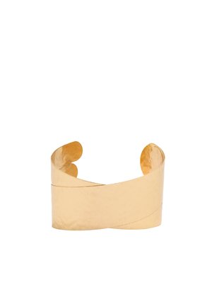 Szeroka złota bransoletka mankietowa z gładkim, lekko skręconym wzorem i otwartymi końcami dla regulowanego dopasowania.