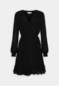 Svart omslagsklänning i lätt tyg, med långa ärmar, V-ringning, texturerat mönster och volangkant med ett band i midjan.