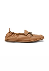 Bruine leren platte schoenen met een ronde neus, elastische rand en decoratieve gespaccent op de wreef. Gladde textuur en minimalistisch ontwerp.