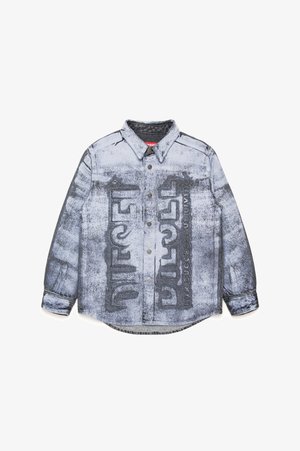 Harso denimba shirtissa on harmaa väri, kulunut ja teksturoitu pinta sekä rohkea musta teksti. Siinä on napitettava etuosa ja pitkät hihat, joissa on hihansuut.