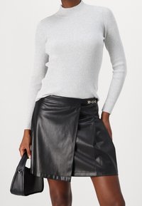 Repeat Sweter